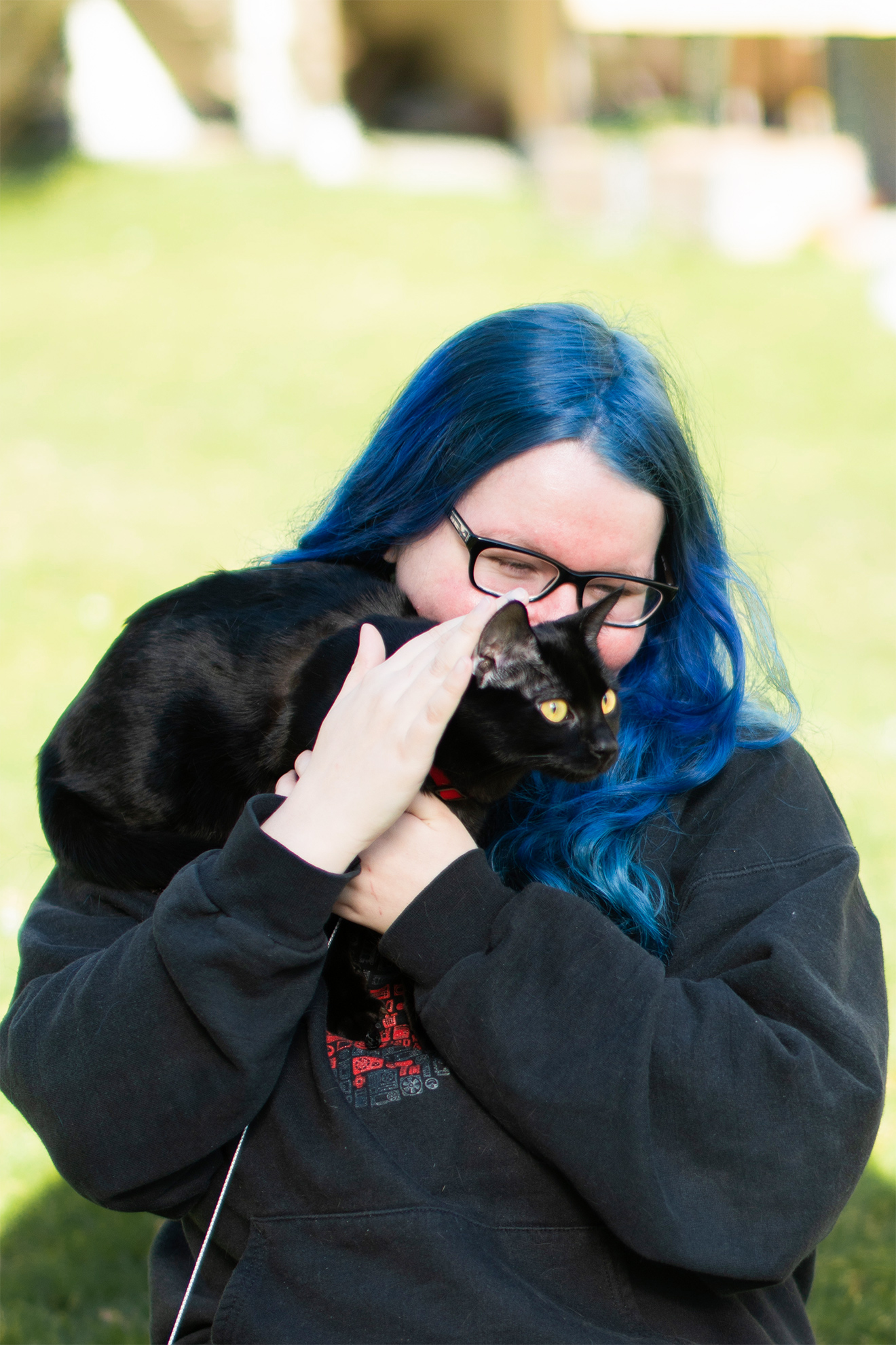 Mia Koenig mit einer ihrer Katzen Shadow draussen im Garten 